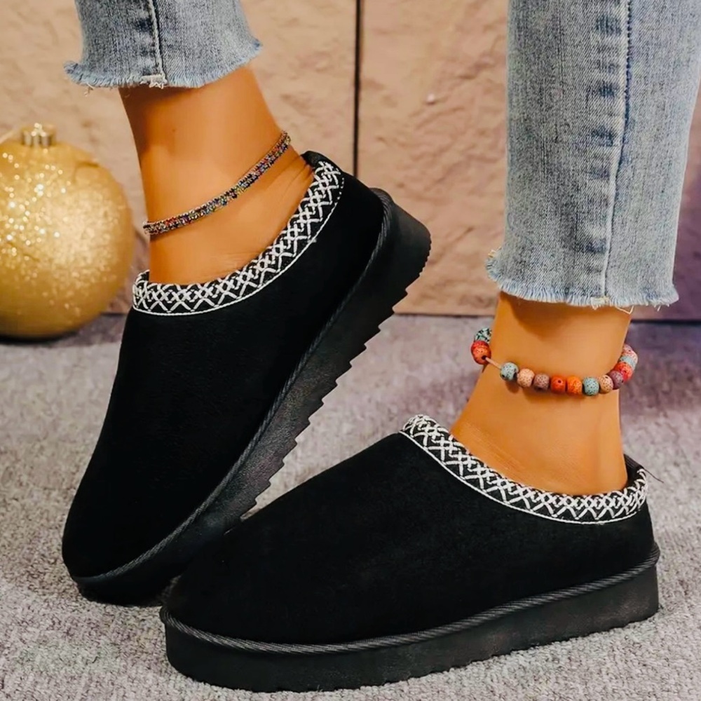 New - Platform - Memory Foam Winter Warm
Fashion Clogs - Black - Size 8